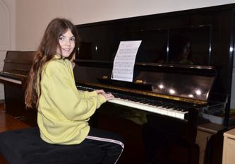 Malgré le confinement, Celeste, apprend le piano à la maison avec Christian !